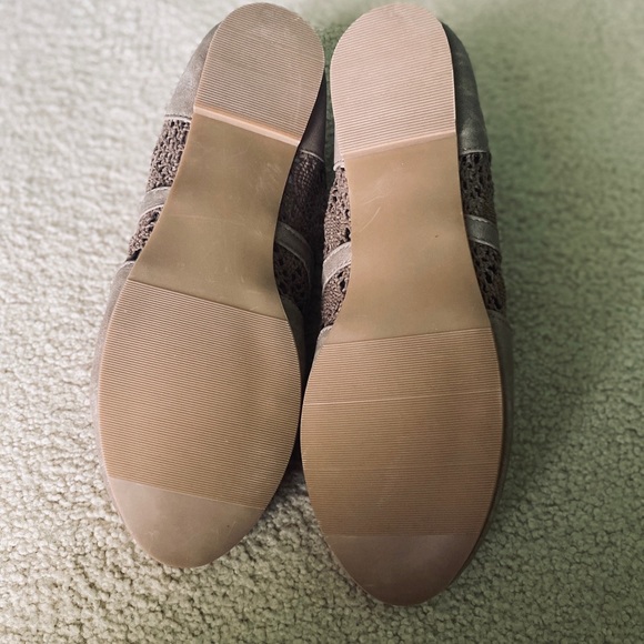 ✨3/ $25✨ Tan Lace flats, WantedShoes - Picture 5 of 5